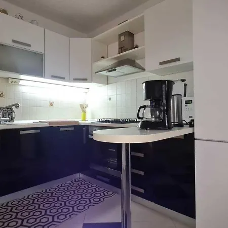 Grosszugiges Ferienhaus Mit Pool Und Eigenem Garten, Klimaanlage Und Wifi Fur 10 Personen Vikendica