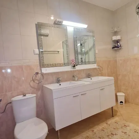 Vikendica Grosszugiges Ferienhaus Mit Pool Und Eigenem Garten, Klimaanlage Und Wifi Fur 10 Personen *
