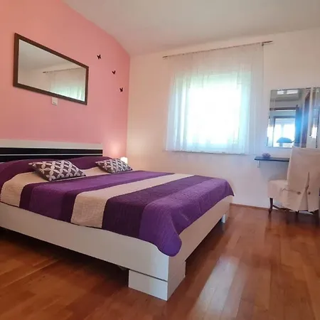 Grosszugiges Ferienhaus Mit Pool Und Eigenem Garten, Klimaanlage Und Wifi Fur 10 Personen Vikendica