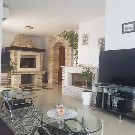 Grosszugiges Ferienhaus Mit Pool Und Eigenem Garten, Klimaanlage Und Wifi Fur 10 Personen Vikendica *
