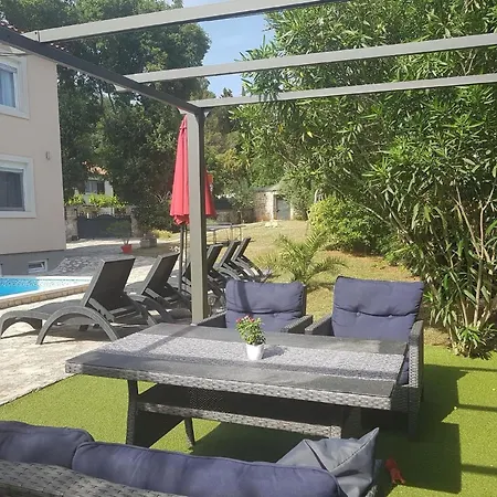 Vikendica Grosszugiges Ferienhaus Mit Pool Und Eigenem Garten, Klimaanlage Und Wifi Fur 10 Personen